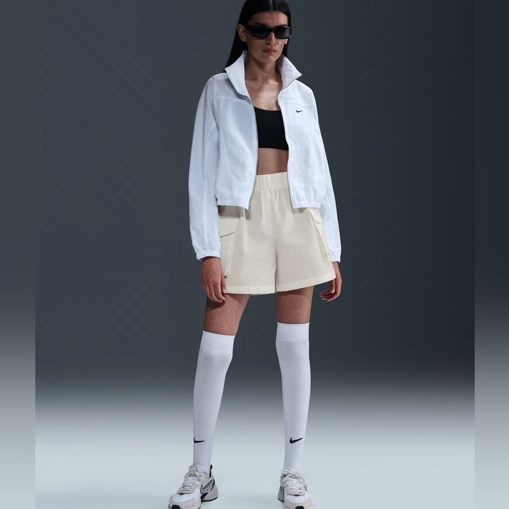 Nike Sportswear Essential Woven
Women's High-Waisted 5" Cargo Shorts